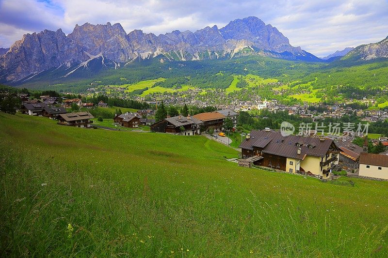 Cortina D?Ampezzo阿尔卑斯村庄全景，Dolomites，意大利泰洛阿尔卑斯